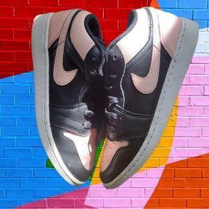 Nike Air Jordans 1 "Crimson tint" low size 7Y or 8.5 Womens